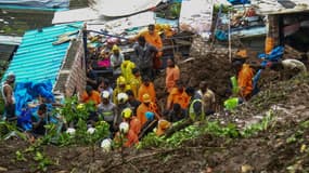 Des équipes de secours sur les lieux d'un glissement de terrain provoqué par des pluies de mousson, le 18 juillet 2021 à Bombay, en Inde.
