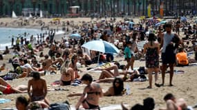 Bain de soleil sur une plage de Barcelone, le 6 juin 2021 en Espagne