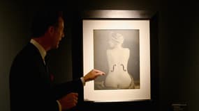 Un homme parlant de la photographie "Le Violon d'Ingres" de Man Ray, le 29 avril 2022 à New York