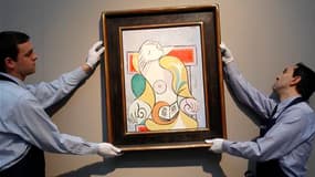 "La lecture" de Pablo Picasso, sensuel portrait de la maîtresse de l'artiste Marie-Thérèse Walter peint en 1932, est montré au public parisien depuis mercredi, avant sa vente aux enchères le mois prochain. /Photo prise le 19 janvier 2011/REUTERS/Benoît Te