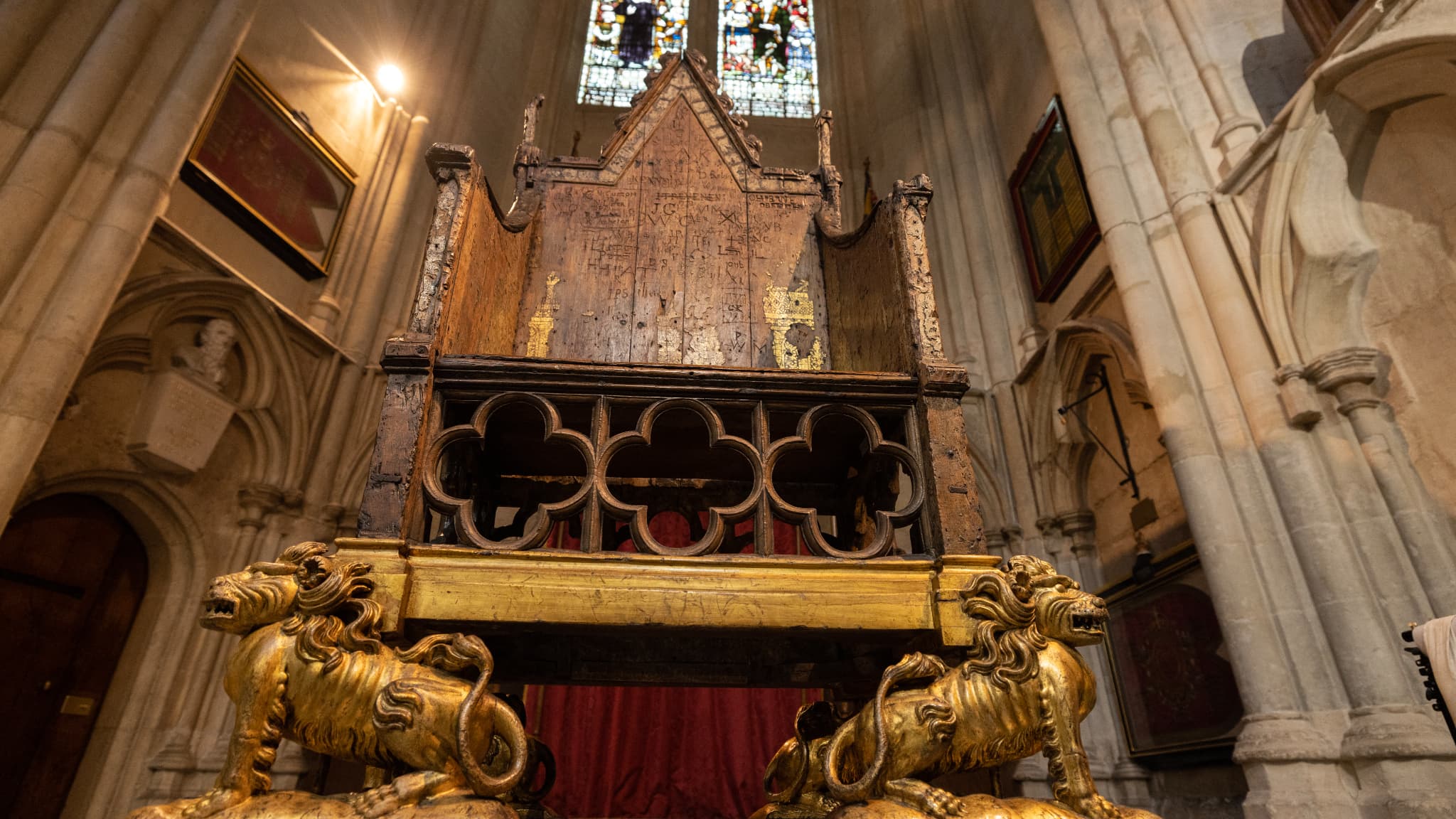 La chaise du couronnement, à l'intérieur de l'abbaye de Westminster, à Londres, le 12 avril 2023. La chaise du couronnement, à l'intérieur de l'abbaye de Westminster, à Londres, le 12 avril 2023.