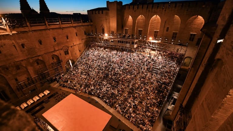 Des spectateurs assistent à la pièce "Les Damnés" de Luchino Visconti, mise en scène par le Néerlandais Ivo van Hove, le 6 juillet 2016 au Palais des Papes pendant le festival d'Avignon.
