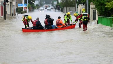 Des habitants sont évacués par les pompiers dans une barque, le 17 mai 2024 à Bouzonville, en Moselle