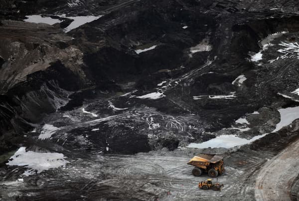 Exploitation de sables bitumineux près de Fort McMurray, en 2009. Exploitation de sables bitumineux près de Fort McMurray, en 2009.