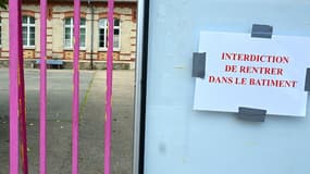 Les portes d'une école primaire fermée le 4 juin 2024 à Fère-Champenois (Marne), où des enfants souffrent d'une maladie jusqu'alors inexpliquée.