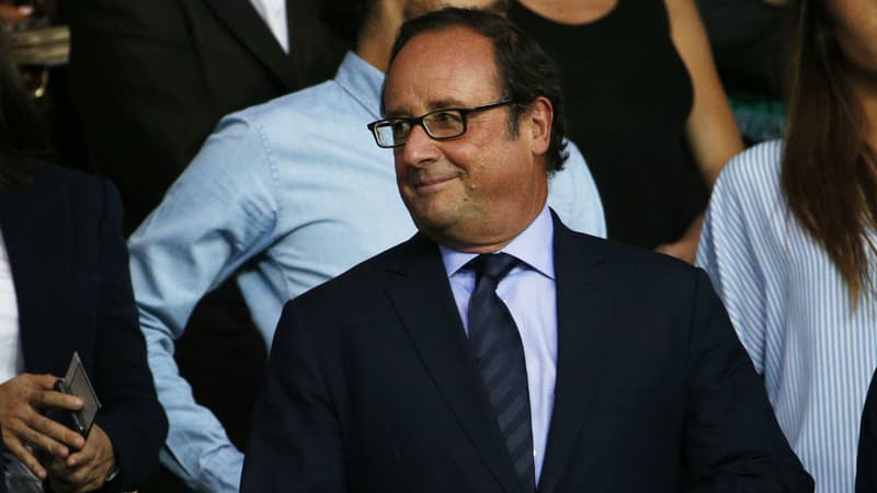 L'ancien chef d'Etat François Hollande, lors du match PSG-Saint-Etienne au Parc des Princes, le 25 août 2017 à Paris.