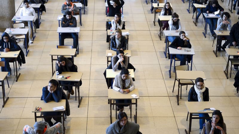 Des étudiants en médecine passent leur examen de fin de premier semestre, en 2012.
