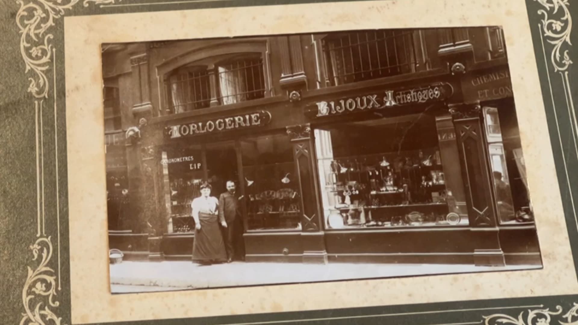La boutique ouverte en 1899 par le bijoutier-horloger Victor Benoit. La boutique ouverte en 1899 par le bijoutier-horloger Victor Benoit.