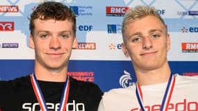Lucien Vergnes à droite de Léon Marchand lors de leur podium commun sur 200m brasse aux championnats de France de Rennes, 11 juin 2023