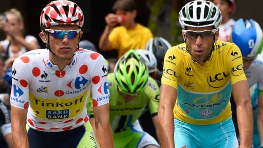 Rafal Majka (à gauche) et Vincenzo Nibali, respectivement meilleur grimpeur et maillot jaune, vont remporter 25.000 et 450.000 euros.