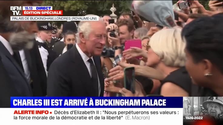 Royaume-Uni: le roi Charles III va à la rencontre de la foule devant le palais de Buckingham 