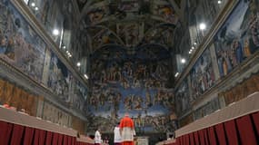 (ARCHIVES) Cette photo distribuée par le bureau de presse montre des cardinaux faisant la queue dans la chapelle Sixtine pour jurer sur la Bible de ne jamais révéler les secrets de leurs délibérations avant le début du conclave au Vatican le 12 mars 2013.