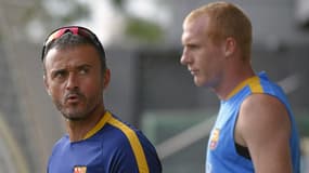 Luis Enrique regarde le Français Jérémy Mathieu pendant la préparation du Barça en juillet 2015