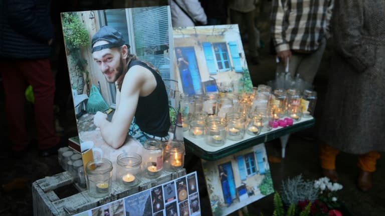 Des portraits et des bougies sont exposés lors d'une marche en hommage à Morgan Keane, un an après sa mort causée par le tir d'un chasseur, le 4 décembre 2021 à Cajarc (Lot)