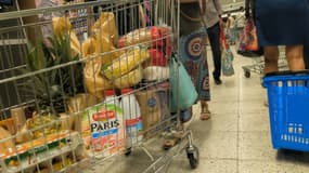 Des clients cherchent des produits dans un supermarché près de Fort-de-France, en Martinique, le 23 septembre 2024. 