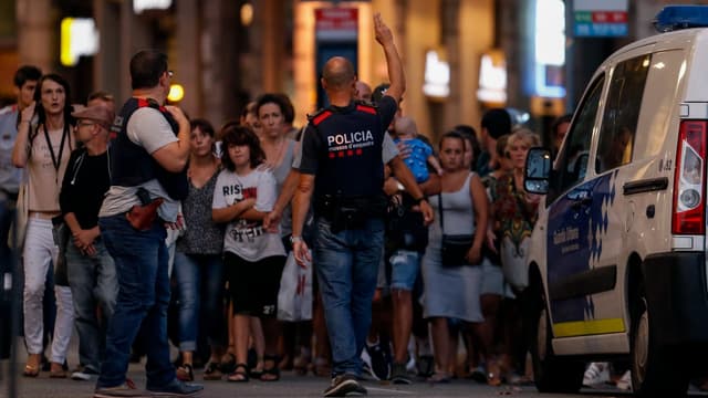 Des policiers à Barcelone, ce jeudi soir.