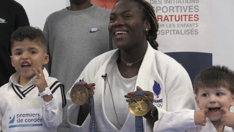 Clarisse Agbégnénou avec des enfants malades le 6 octobre 2025