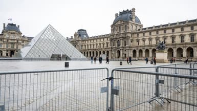 La pyramide du Louvre, conçue par l'architecte sino-américain Ieoh Ming Pei, et le musée du Louvre fermés en raison d'une grève, le 12 janvier 2026 à Paris.