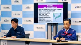 Des responsables de l'Agence météorologique japonaise (L) et du ministère du Territoire, des Infrastructures, des Transports et du Tourisme tiennent une conférence de presse conjointe concernant l'avertissement spécial concernant le typhon Shanshan à Tokyo le 28 août 2024.