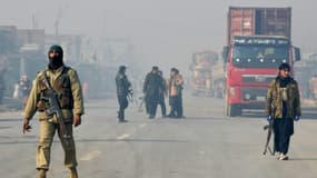 Des policiers le 19 janvier 2016 dans la banlieue de Peshawar après un attentat à la bombe