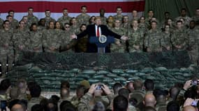  Le président américain Donald Trump parle aux soldats américains lors d'une visite à Bagram, en Afghanistan, le 28 novembre 2019