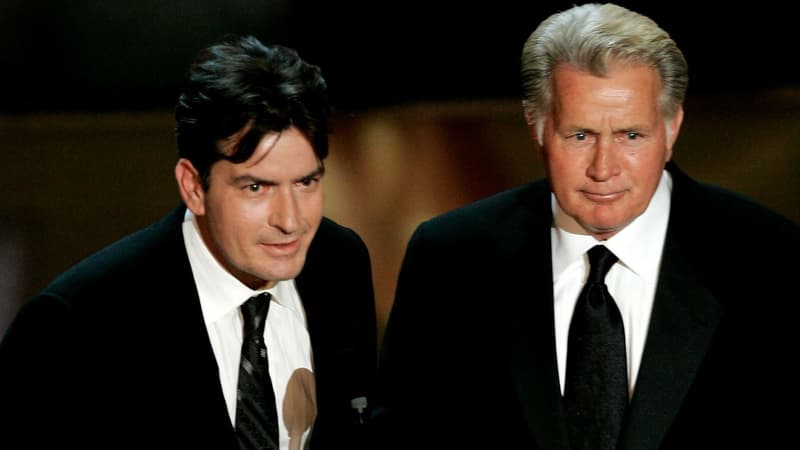 Charlie Sheen et son père Martin Sheen lors des Emmy Awards en 2006