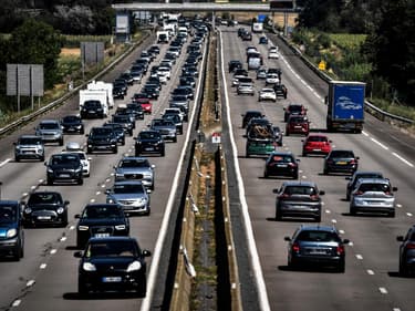 Voitures sur l'autoroute en France