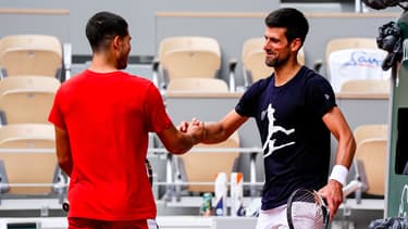 Carlos Alcaraz et Novak Djokovic à Roland-Garros, le 20 mai 2022.