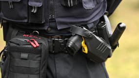 Un taser à la ceinture d'un policier allemand, à Dortmund, le 15 janvier 2021. (Photo d'illustration)