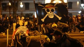 Des manifestants brandissant un drapeau de la série manga « One Piece » affrontent les forces antiémeutes lors d'une manifestation contre le président par intérim du Pérou, José Jeri, à Lima (Pérou), le 15 octobre 2025.