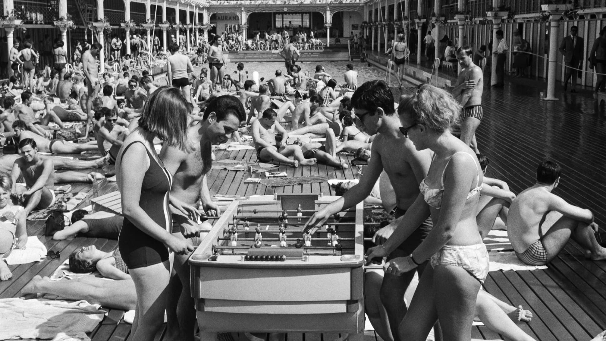 Des Parisiens profitent d'une piscine Deligny pendant une vague de chaleur le 14 mai 1965