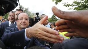 François hollande multiplie les déplacements afin d'afficher son volontarisme pour faire baisser le chômage. Après des débuts poussifs, le dispositif des contrats d'avenir est monté en puissance en juillet et affiche, au 4 août, 45.305 signatures, ont ann
