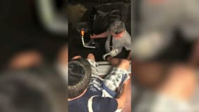 Bloqués durant 2h, des passagers quittent le métro parisien en descendant sur les voies 
