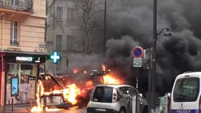 Paris : un bus en feu dans le 5e arrondissement  - Témoins BFMTV
