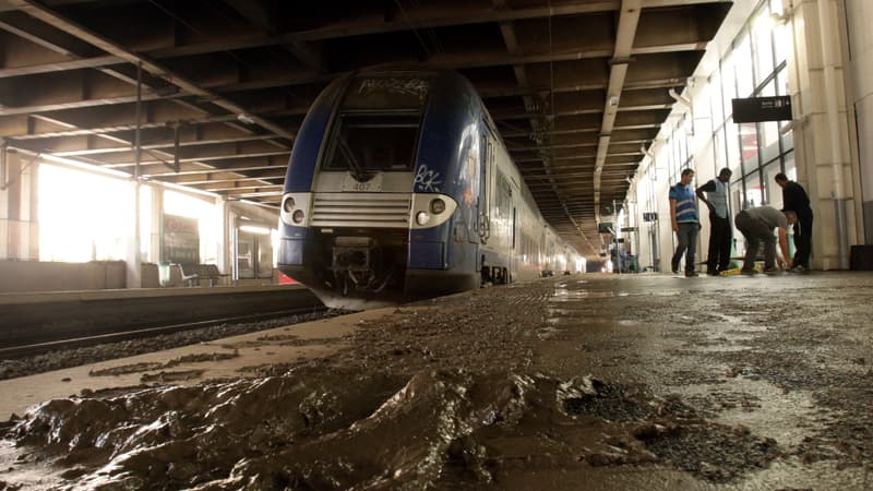 La gare de Cannes dans la boue le dimanche 4 octobre.