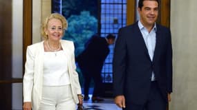 Le Premier ministre sortant, Alexis Tsipras, et la nouvelle Première ministre par intérim, Vassiliki Thanou, le 25 août 2015 à Athènes