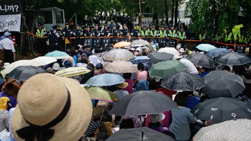 Fidèles de l'Eglise baptiste évangélique de Corée devant un cordon policier, ce mercredi à Anseong, en Corée du Sud.
