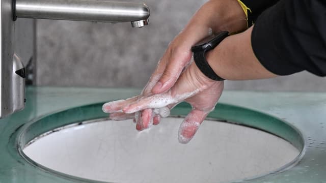 Un homme se lave les mains à Hong Kong, le 4 février 2020 (photo d'illustration)