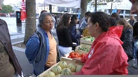 Paris: les agriculteurs vendent fruits et légumes "au prix juste"