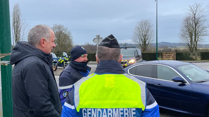 Une opération de contrôle de la gendarmerie nationale à Sées, en présence de Sébastien Jallet, préfet de l'Orne, le 7 novembre 2023.