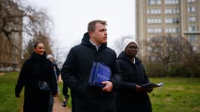 Le député insoumis Louis Boyard en campagne dans le cadre de la municipale anticipée de Villeneuve-Saint-Georges, dans le Val-de-Marne, le 18 janvier 2025.