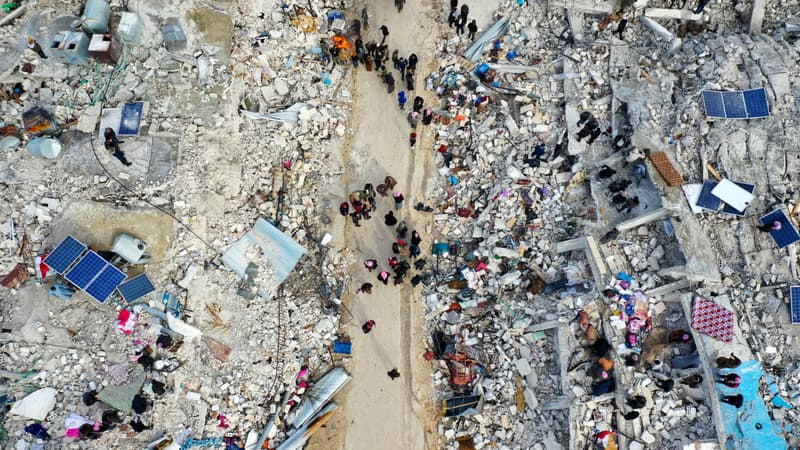 Vue aérienne de résidents à la recherche de victimes à Harim, en Syrie, après qu'un séisme a frappé la Turquie et la Syrie, le 6 février 2023