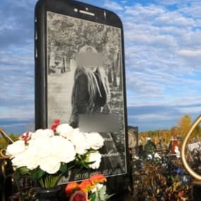 La pierre tombale de cette jeune femme est un iPhone géant 