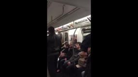Un acteur de  Walking Dead pète les plombs dans le métro