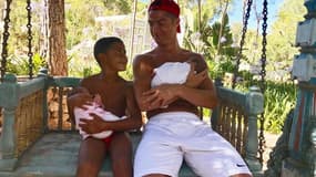 Cristiano Ronaldo avec ses trois enfants