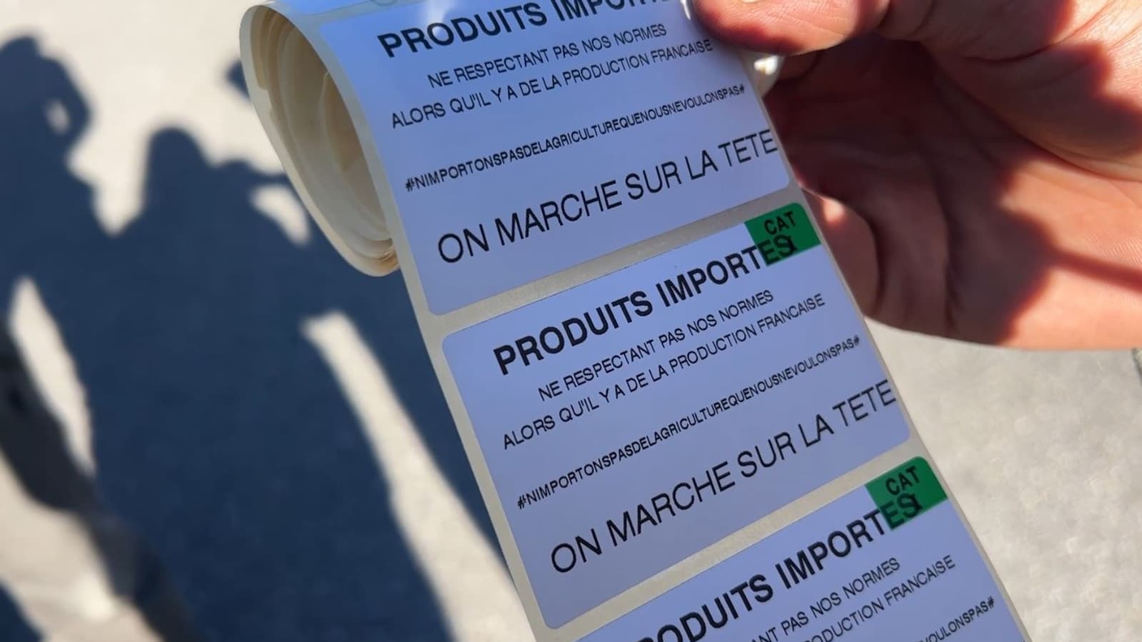 Des étiquettes préparées par les agriculteurs dénonçant les produits importés en France le mercredi 31 janvier à Digne-les-Bains (Alpes-de-Haute-Provence).