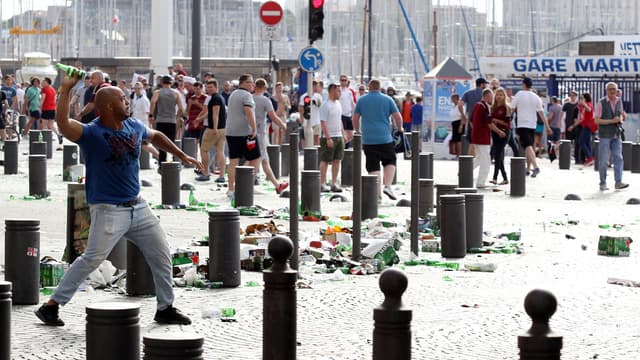 Des supporters s'affrontent en marge du match Angleterre-Russie, le 11 juin, sur le Vieux-Port de Marseille.