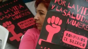 Une militante pour l'assouplissement de la loi sur l'avortement devant l'Assemblée à San Salvador, le 23 février 2017. (photo d'illustration)