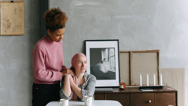 Photo d'illustration d'une femme tenant la main à une autre femme atteinte d'un cancer prise le 17 avril 2021.  