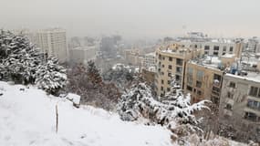 Une couche de neige recouvre Téhéran, vue depuis la station de montagne de Tochal, le 9 février 2025.